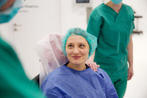 Das Bild zeigt eine Patientin nach der Grauen Star OP